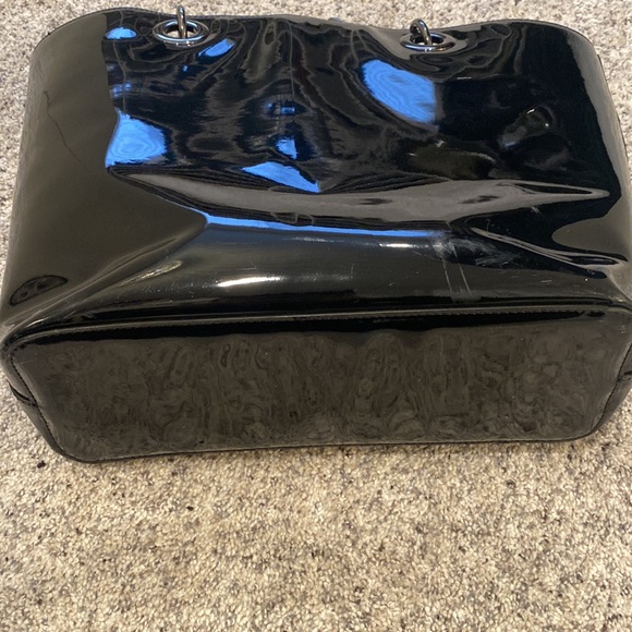 DKNY black patent tote bag with chain shoulder straps - Picture 8 of 10